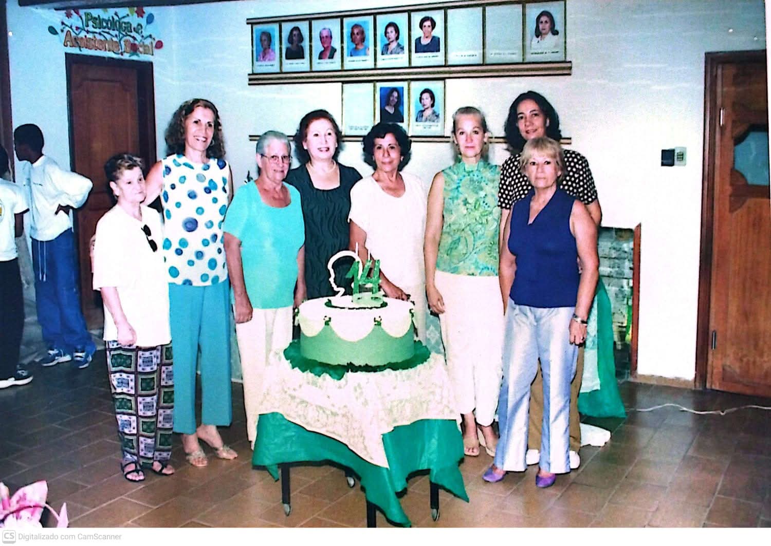 Grupo de fundadoras e diretoria da CAICA reunido em celebração institucional, foto de arquivo